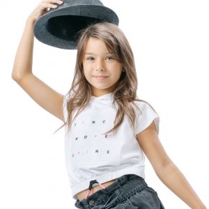 Παιδικό κροπ μπλούζα με ανάγλυφη τύπωμα για κορίτσι